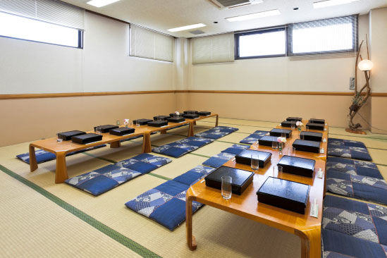 最大250名収容の団体スペース02